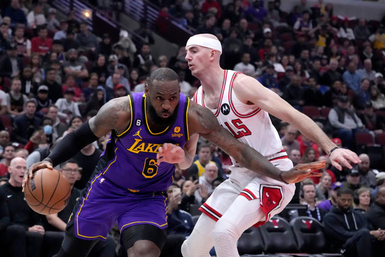 James y Davis conducen a Lakers a triunfo ante Bulls