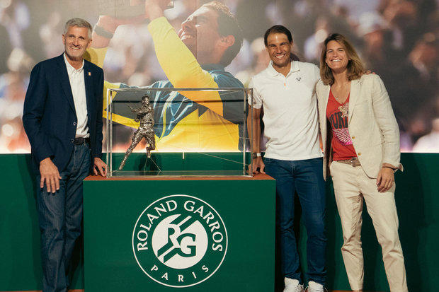 Rafa Nadal recibió réplica de estatua que le hicieron en Roland Garros