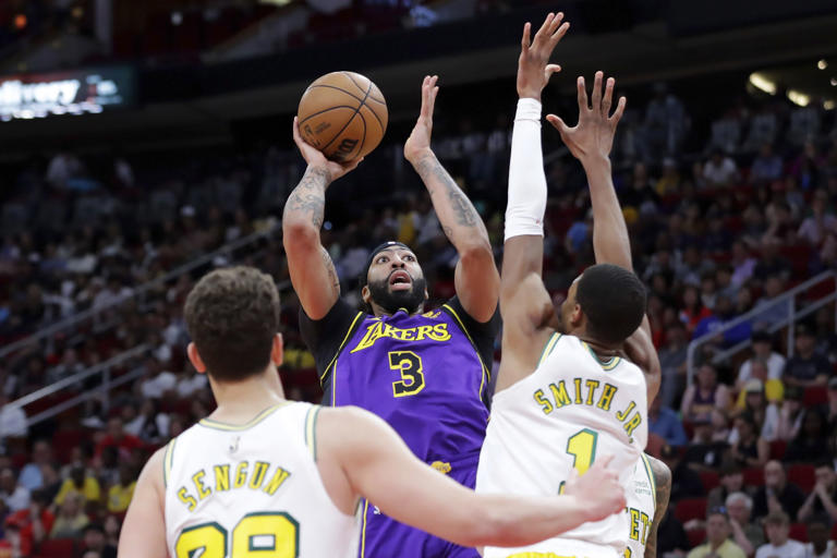 Davis brilla con 40 puntos; Lakers aplastan a Rockets