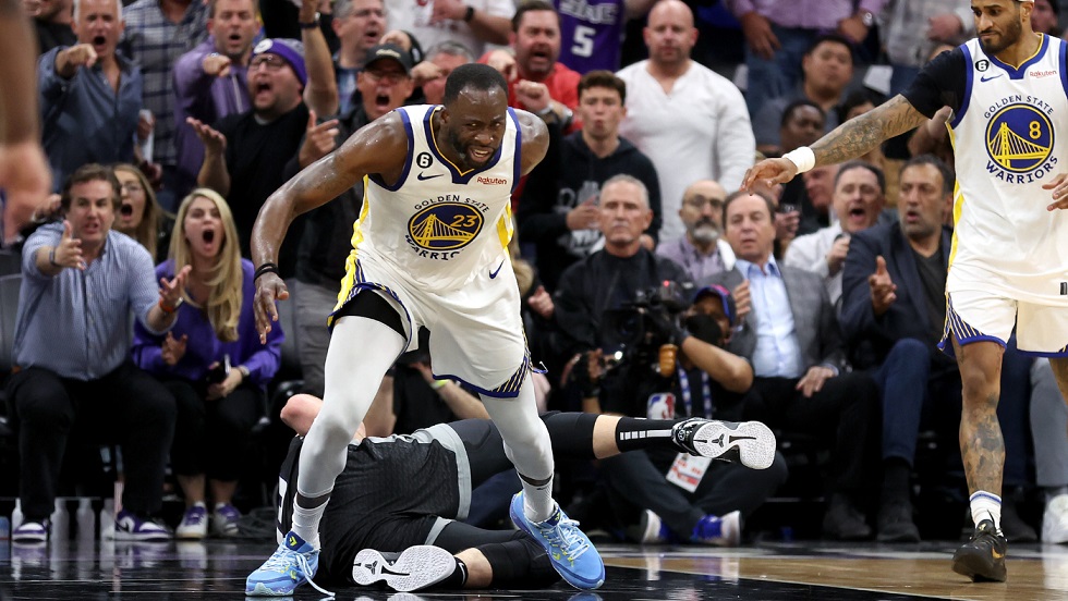 Draymond Green es suspendido por dar pisotón en el pecho