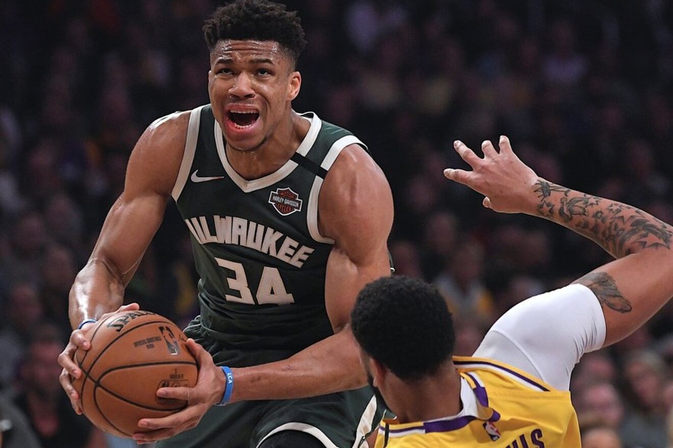 Antetokounmpo, de Bucks, sale lesionado de la espalda