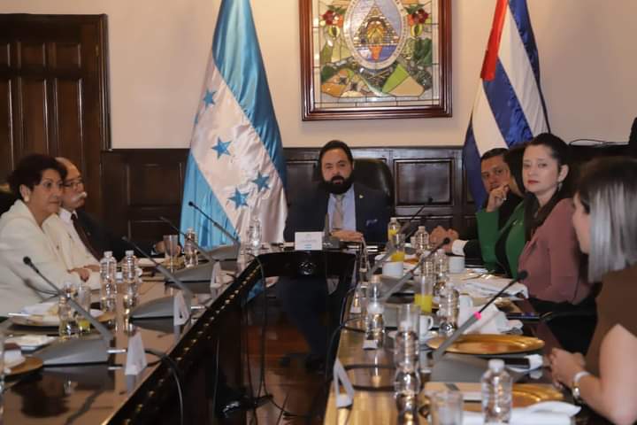 Honduras y' Cuba: buscan erradicar analfabetismo