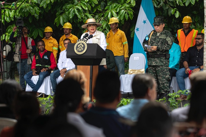 Castro suspende licencias a empresas que “destruyen” Lago de Yojoa