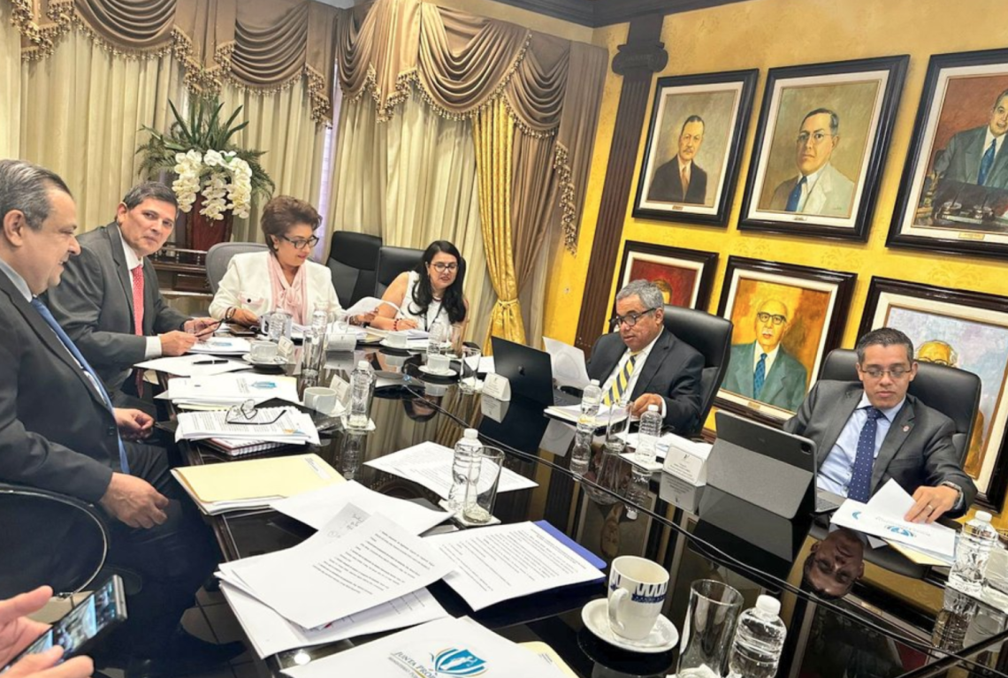 Piden ampliar plazo de autopostulaciones en elección del Fiscal General