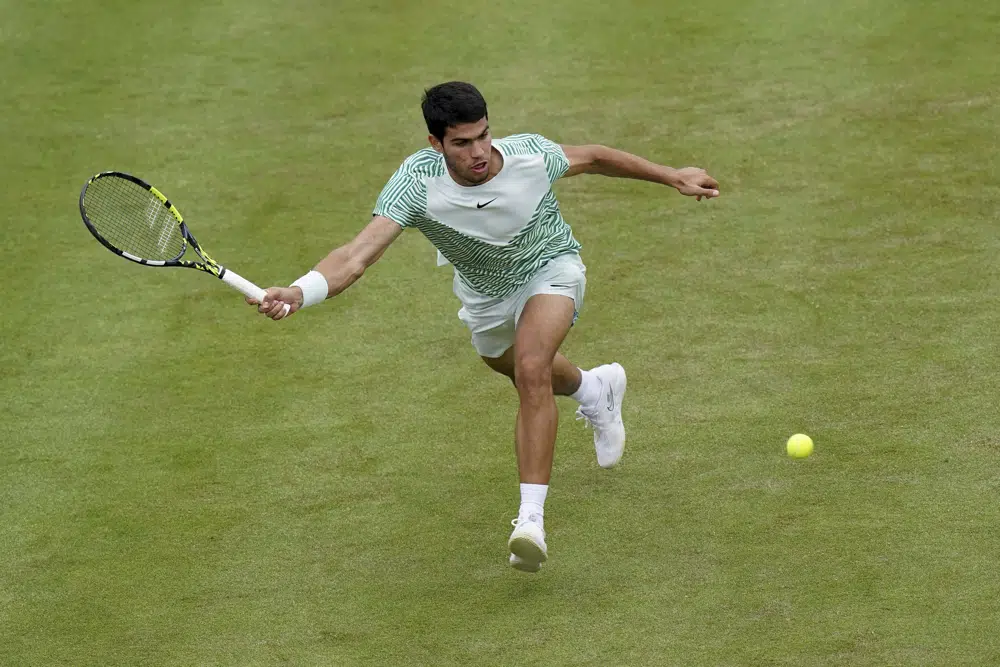 Alcaraz sufre pero sortea 1ra ronda en el Queen’s Club, Murray eliminado