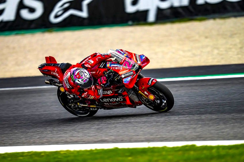 "El estilo de pilotaje no es natural; la moto no me sigue", Enea Bastianini