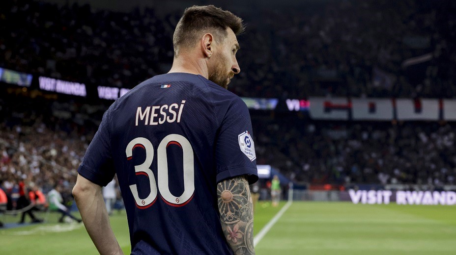 Messi se despide de París entre abucheos