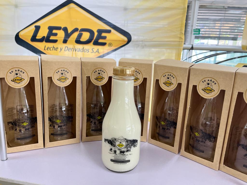 Supermercados La Colonia presenta botella conmemorativa de su aliado Leyde