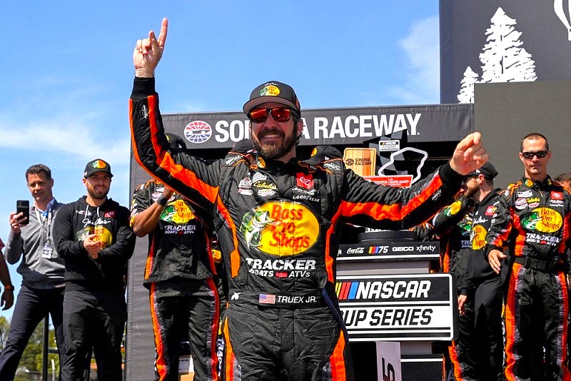 Truex domina y gana en la visita de NASCAR Cup a Sonoma