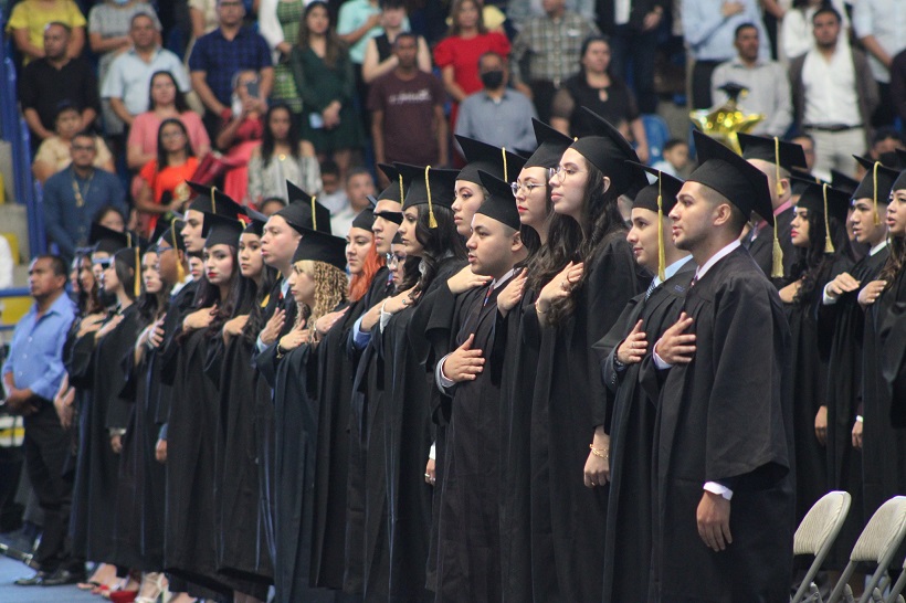 UNAH gradúa 918 nuevos profesionales