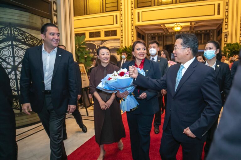 Presidenta Castro llega en su visita oficial a Shanghai