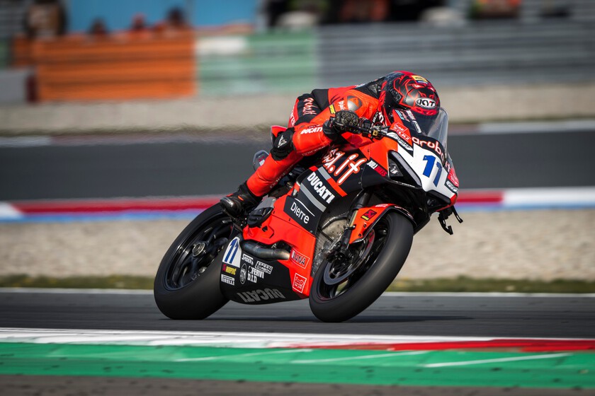 Ducati completa podio de Supersport en Donington tras triunfo de Nicolo Bulega