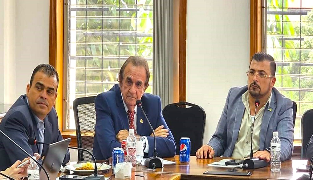 AMHON, recibe visita de secretaria de Transparencia