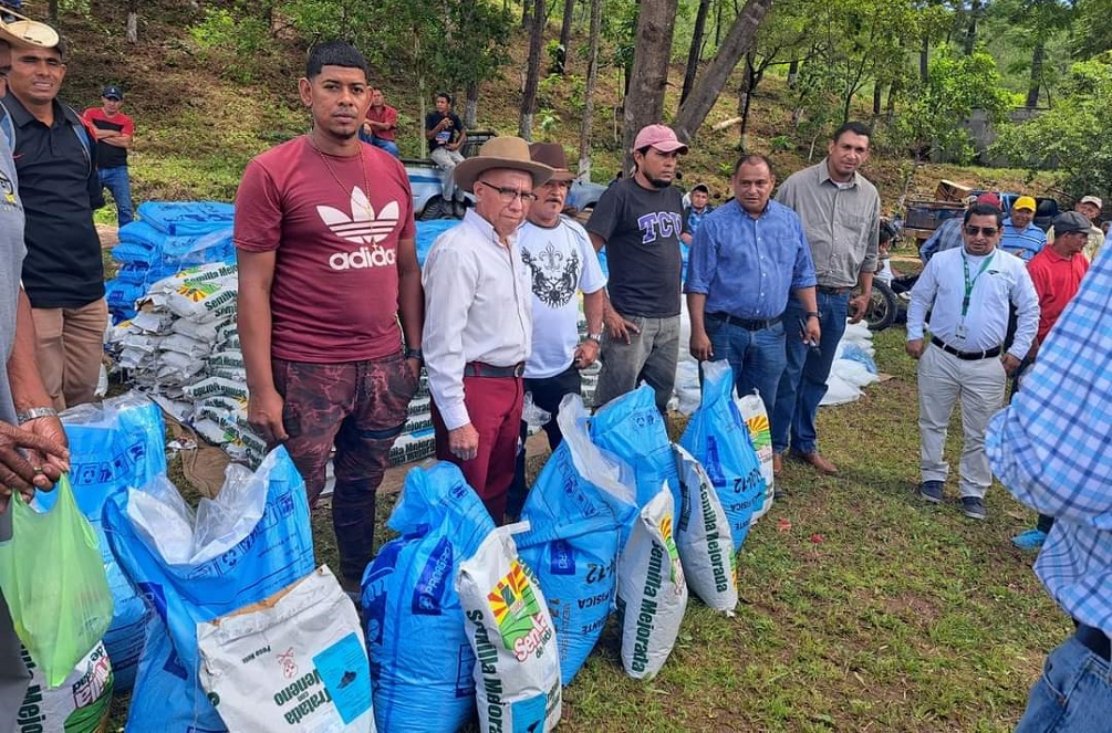 AMHON: Entrega insumos agrícolas en Esquías Comayagua