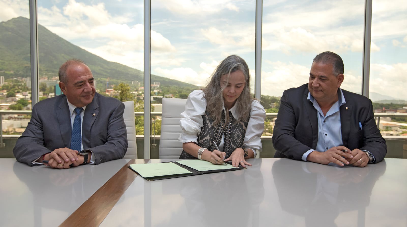 Grupo Financiero Ficohsa adquiere ASESUISA en El Salvador