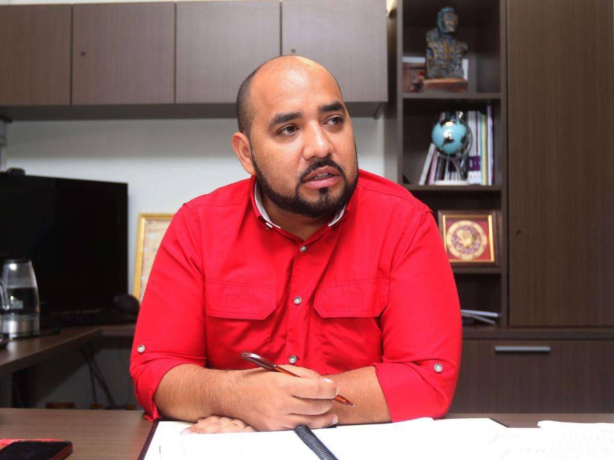 Ministro de Educación: "Desfiles patrios no incluye comunidad LGTBIQ+"