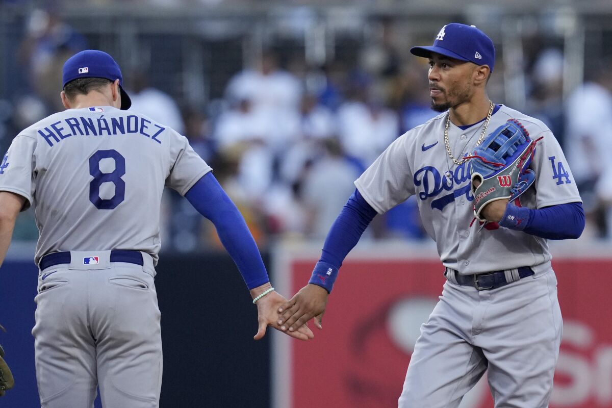 Jonrones de Betts, Freeman y Rosario respaldan a Lynn en triunfo de los Dodgers