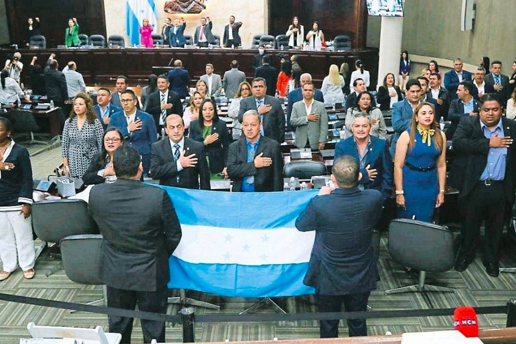 Congreso Nacional suspendió sesión por insurrección