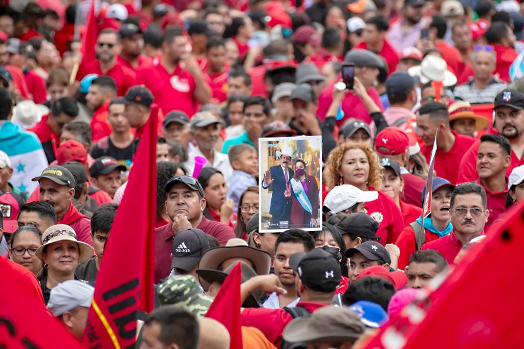 “Marea rojo-negra” exige elección de fiscal en marcha pacífica