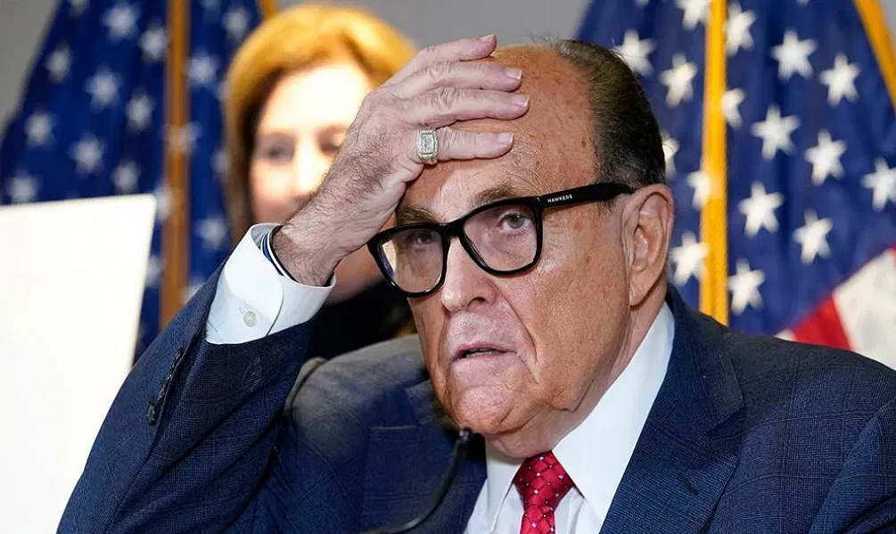 Rudy Giuliani se entrega a las autoridades de Georgia