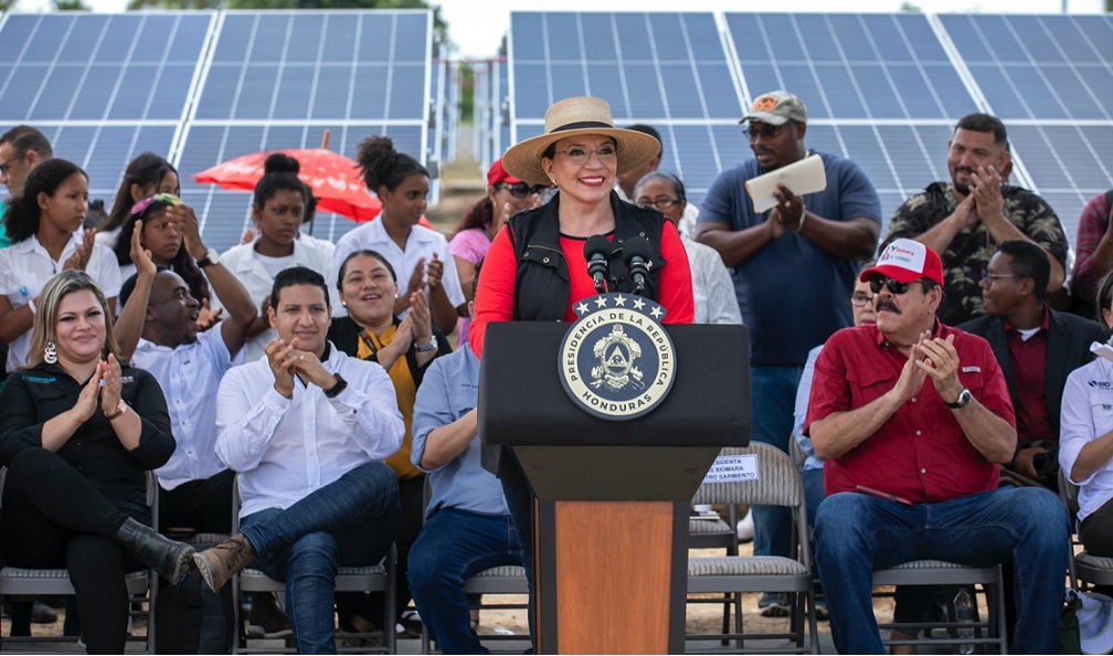 Castro inaugura planta de generación de energía solar en Brus Laguna