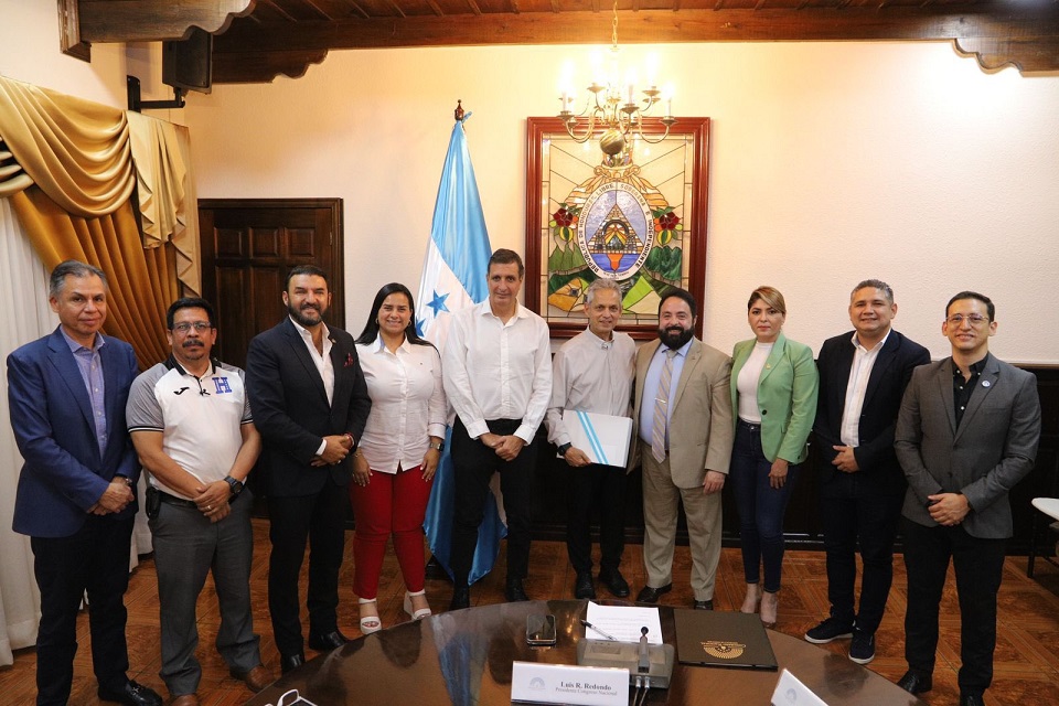 Congresistas recibieron visita del DT de la Selección Nacional de Fútbol