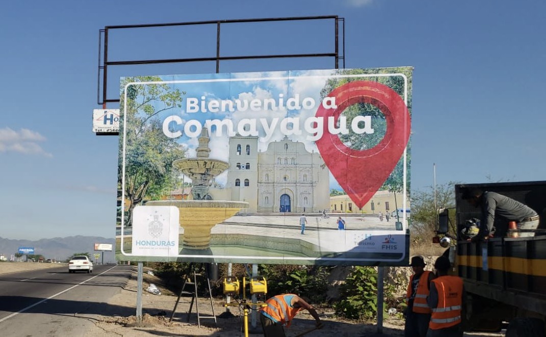 FHIS e IHT colocan rótulos en entradas de ciudades turísticas del país