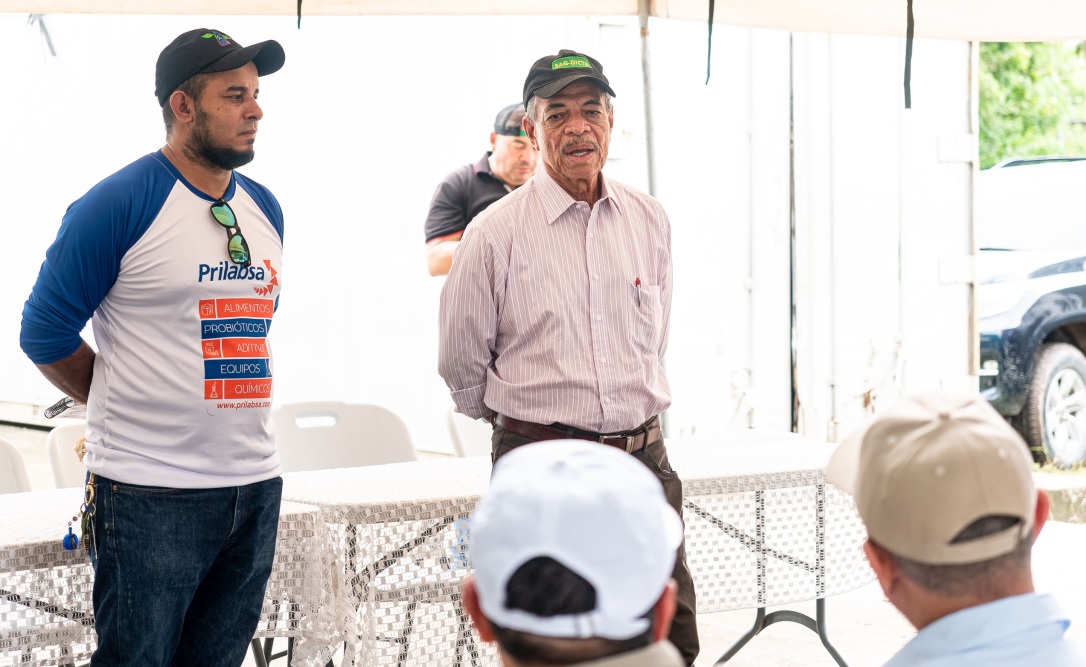 Autoridades visitan proyecto que beneficia a familias agricultoras del sur de Honduras