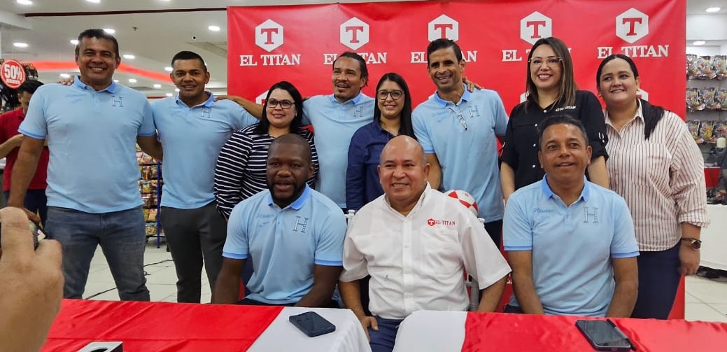 Leyendas del Fútbol Embellecen Almacenes El Titán