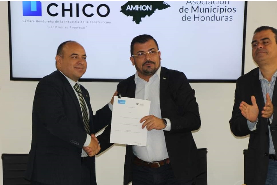 AMHON y CHICO firman convenio de transparencia municipal