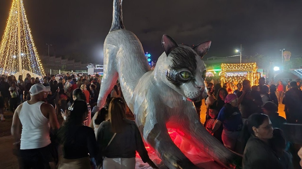 Chimeneas gigantes llegan a la capital con tradición y color