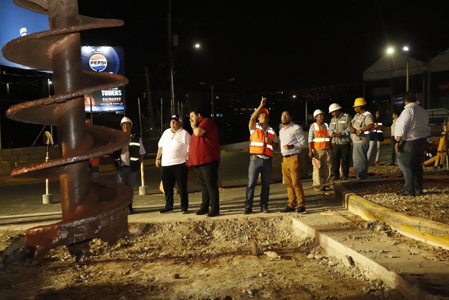 Alcalde Aldana supervisa trabajos nocturnos