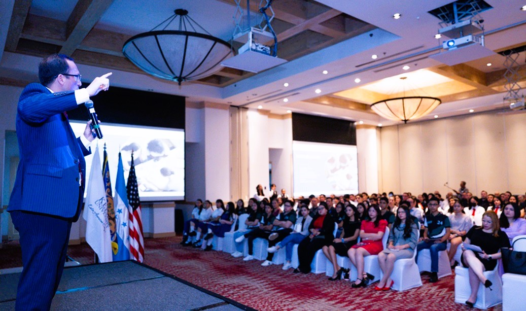 "Conferencia Internacional de Keiser University: Abordando desafíos de la educación superior"