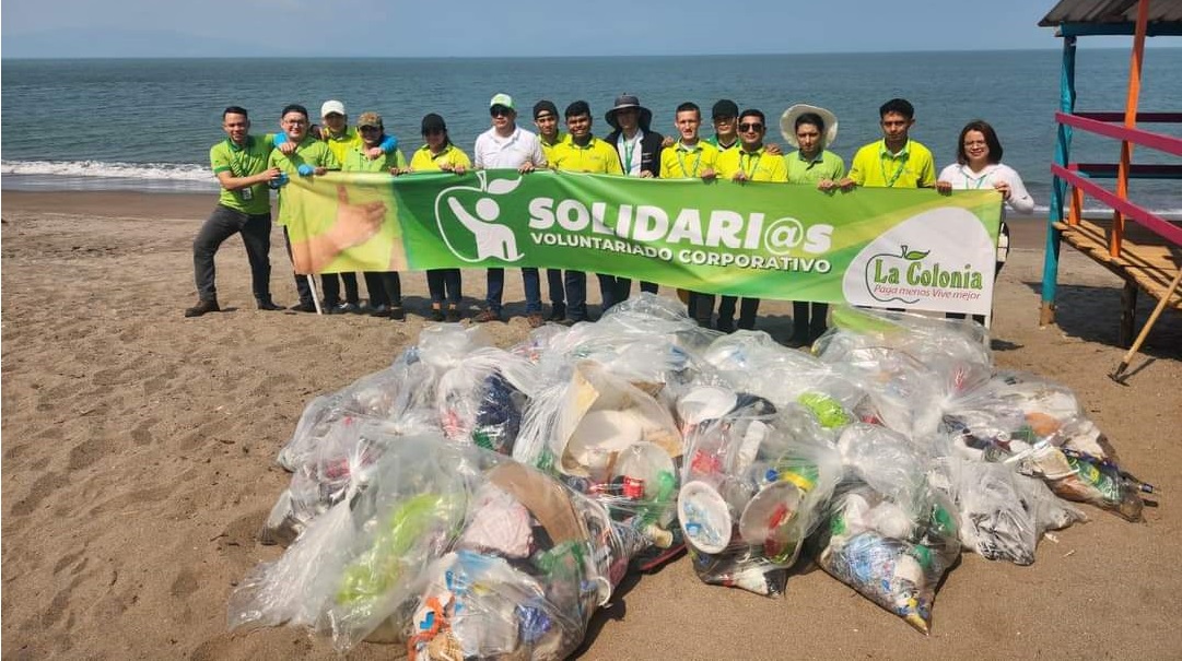 Supermercados La Colonia realiza limpieza en playa de La Ceiba