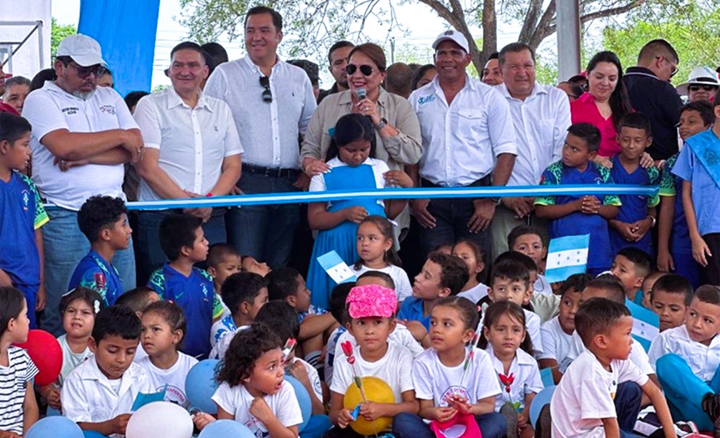 Presidenta Xiomara Castro inaugura cancha en Comayagua