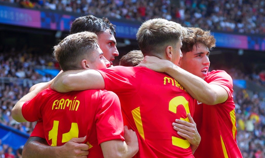 España debuta con victoria agónica en París 2024