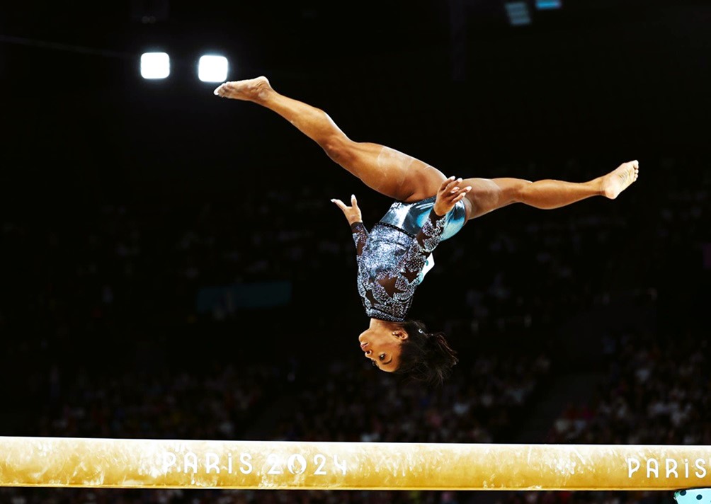 Simone Biles regresa triunfalmente en París