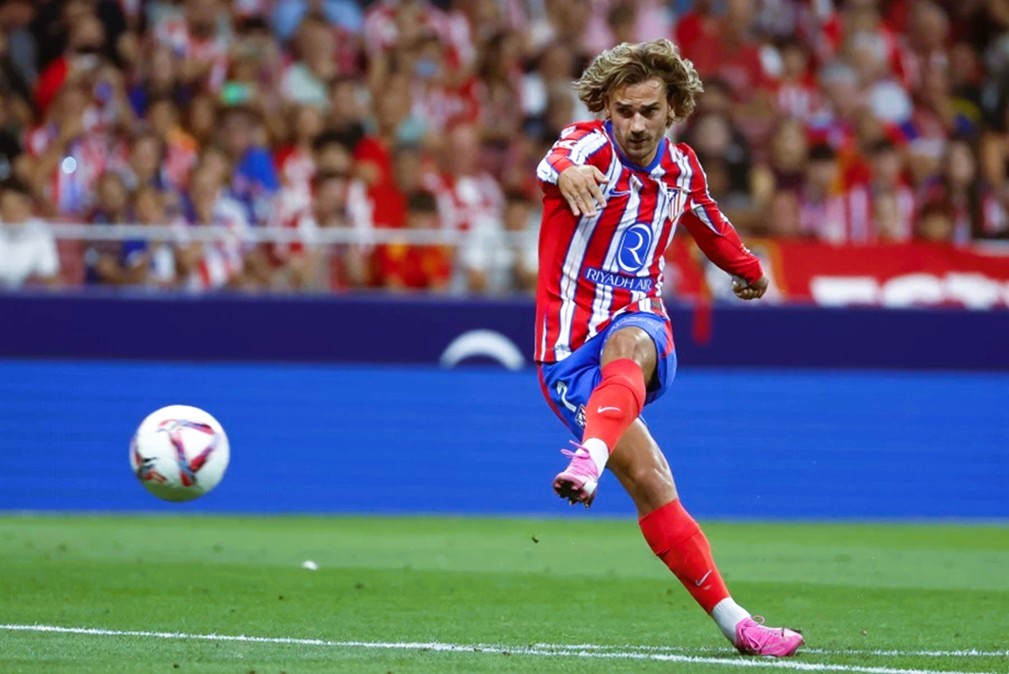 Griezmann brilla, Atlético arrasa en bebut de Julián Álvarez