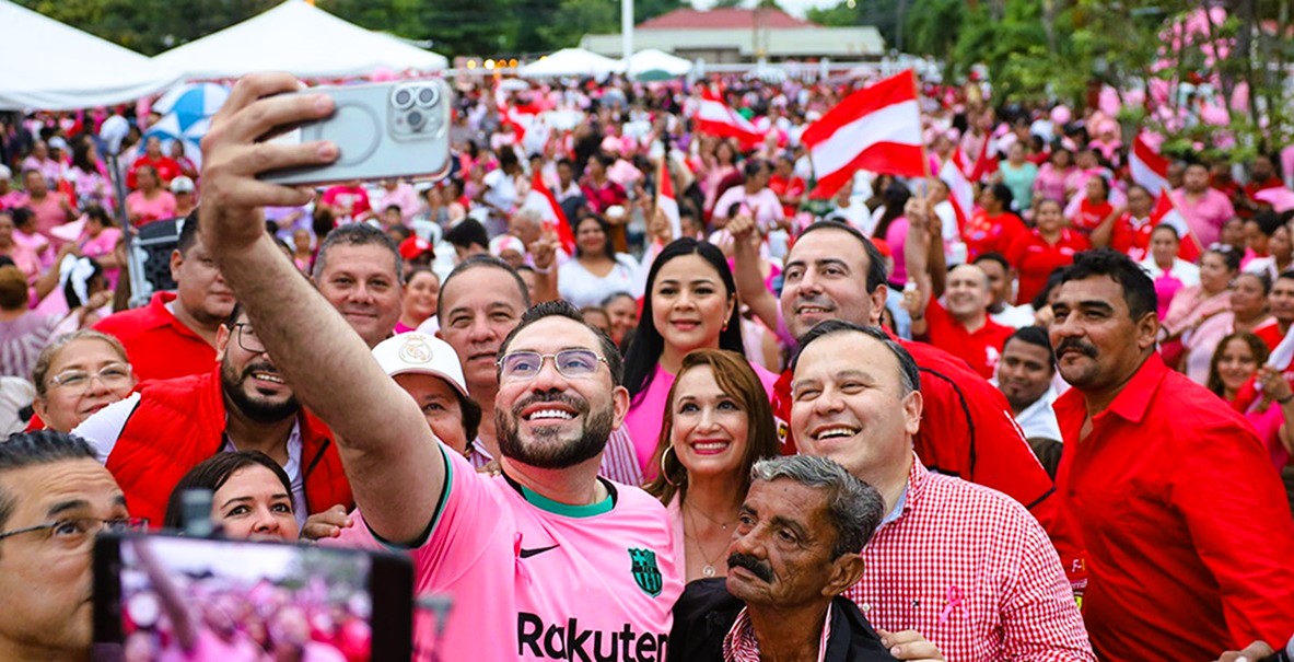 Jorge Cálix Acompaña la caminata Rosa Liberal