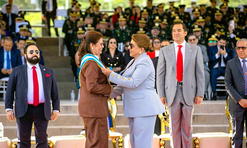 Rixi Moncada recibe máxima condecoración en aniversario de las FFAA