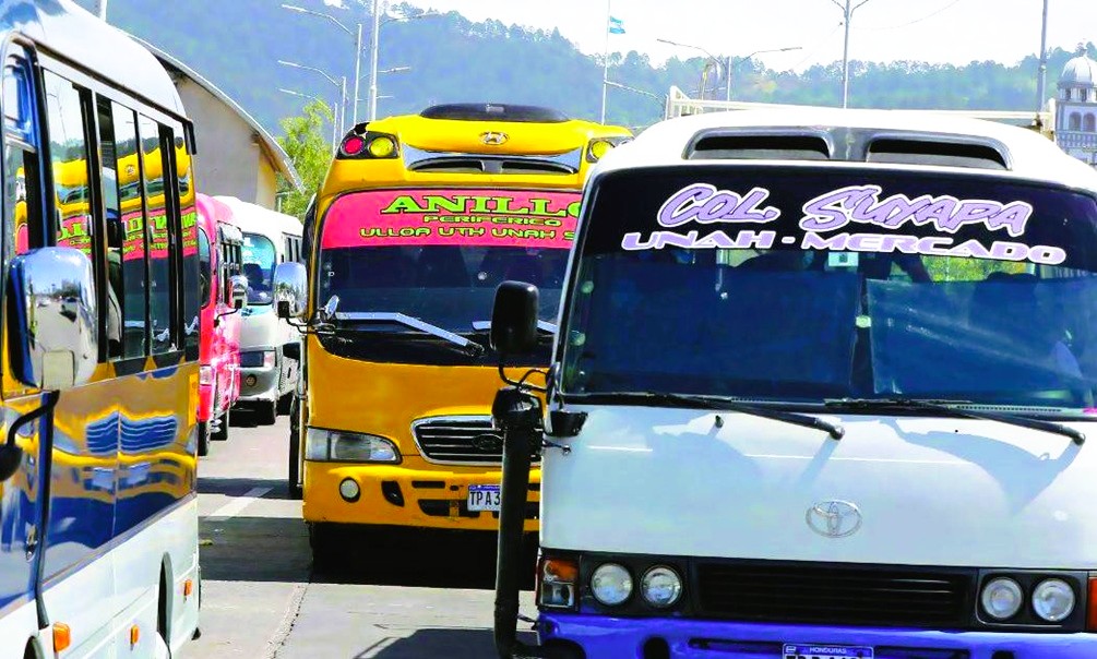 Transportistas exigen L450 millones por deuda del Gobierno