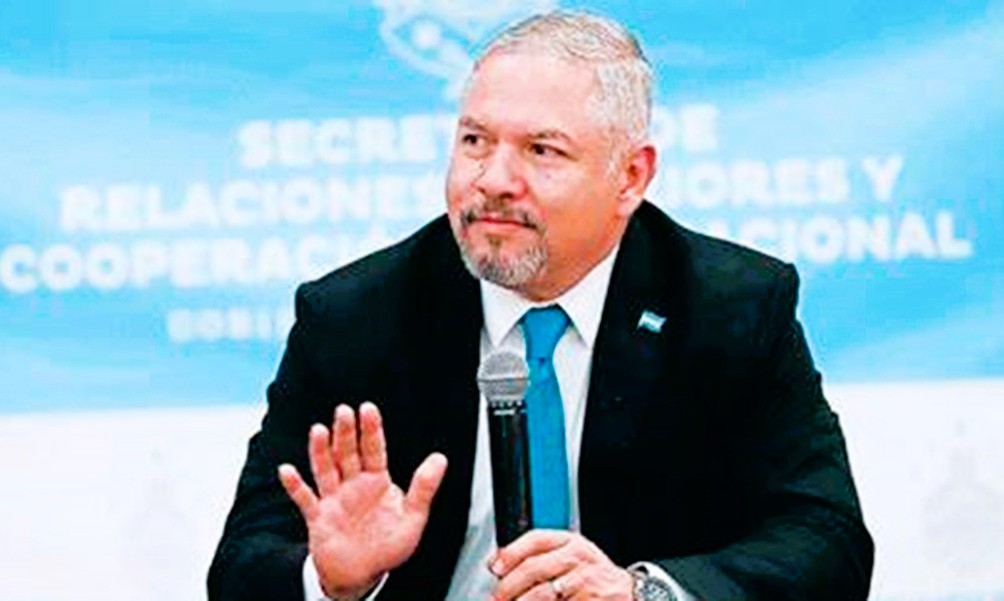 Castro plantea revisión de Palmerola en defensa de migrantes, según Canciller