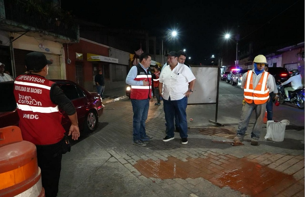Alcalde Aldana supervisa reparación vial nocturna de la avenida Gutenberg