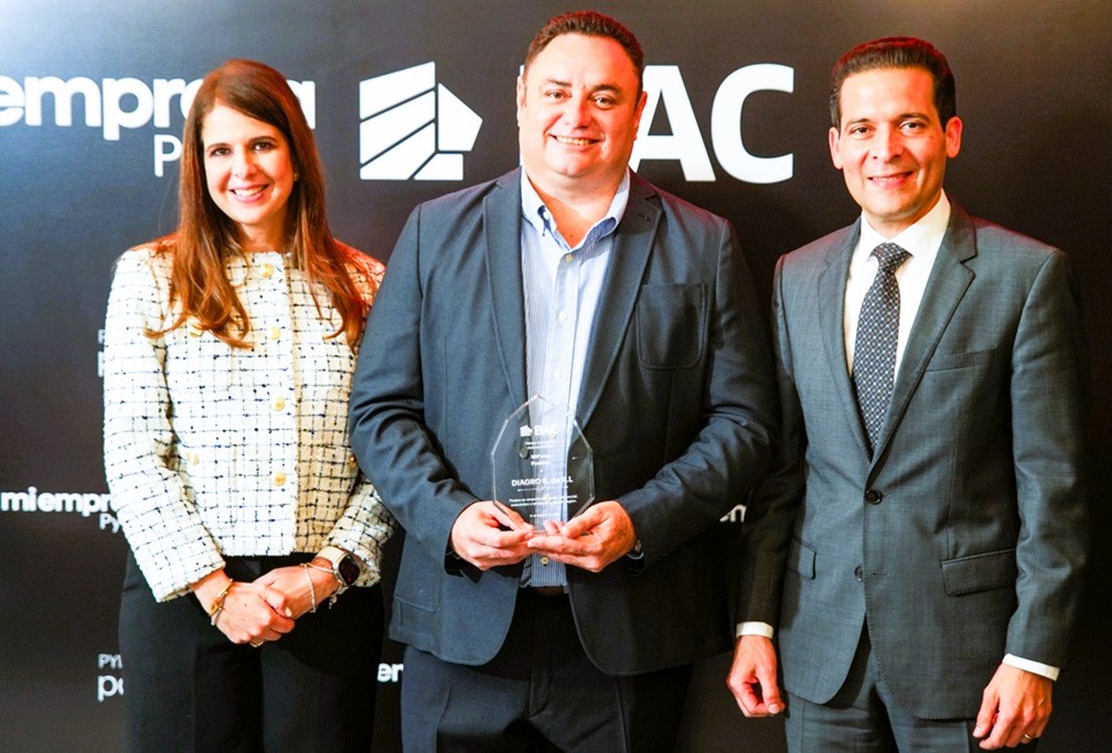 Melissa Stefan Vicepresidente Banca de Empresas Regional, David Valle Propietario empresa DIAGRO, Carlos Handal Presidente Ejecutivo BAC Honduras