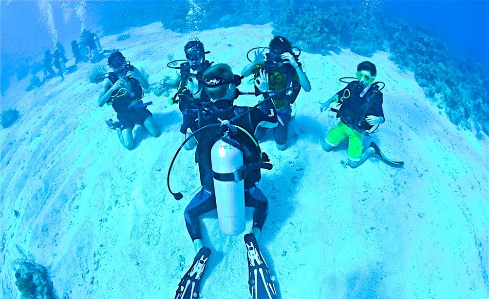 Científicos de París exploran secretos submarinos de Roatán