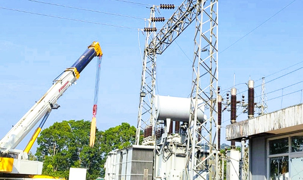 ENEE refuerza energía en Tela con transformador de alta potencia