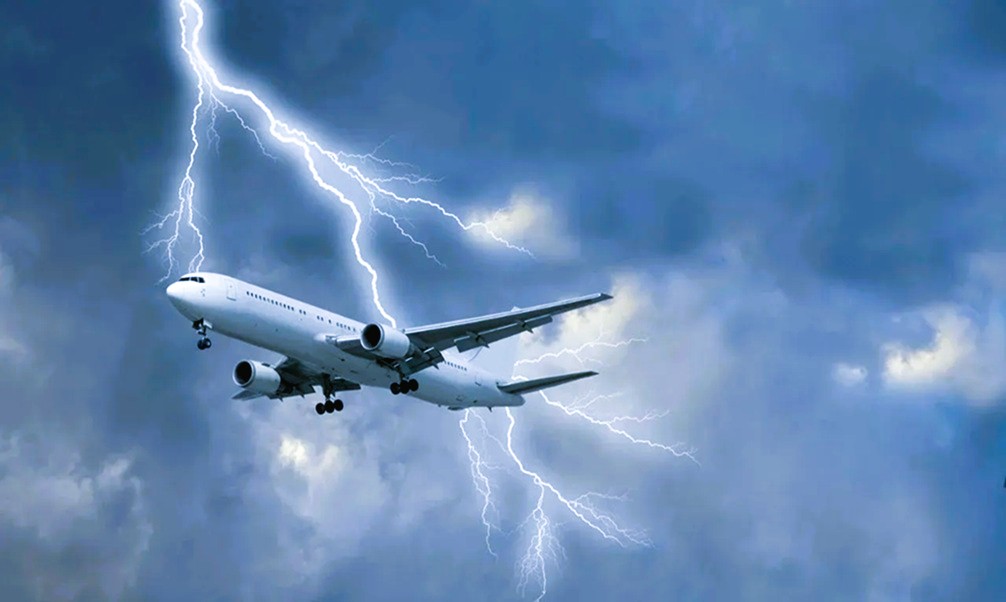 Así ocurrió impacto de dos rayos en avión con destino a Honduras