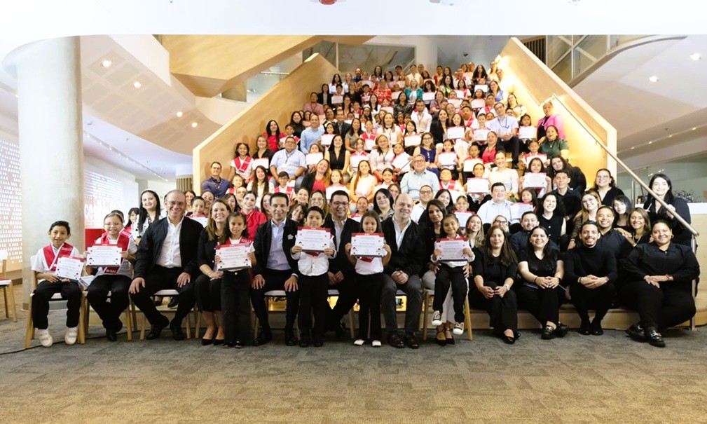 Equipo BAC y beneficiados del Programa Apoyo a la Excelencia