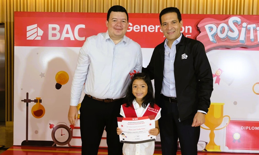 Presidente Ejecutivo, junto a beneficiados del programa Apoyo a la Excelencia
