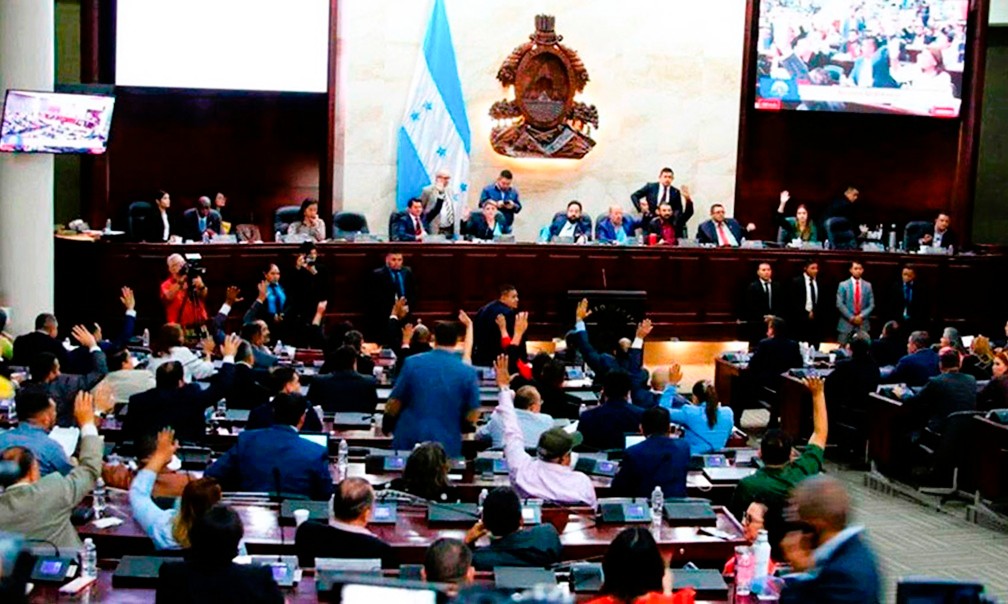 Redondo ratifica acta con voto doble e' pacto subterráneo
